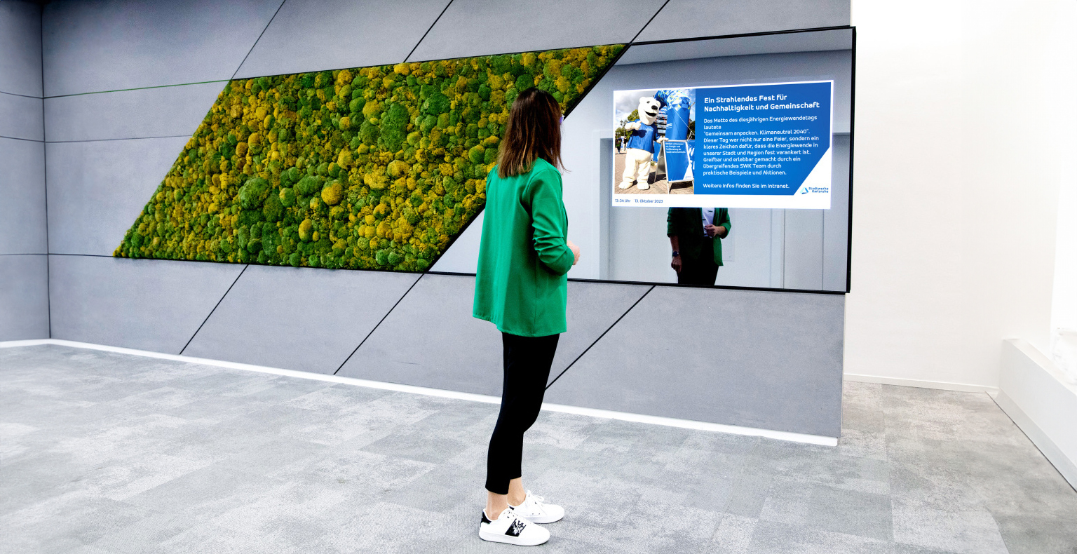 Teaser mitarbeiterin stadtwerke karlsruhr kompas dimedis digital signage